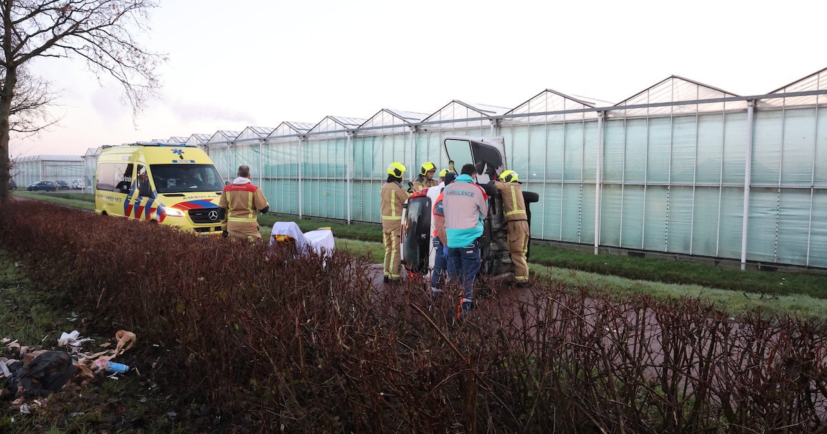 Auto gekanteld nadat bestuurder uit de bocht vliegt in 's-Gravenzande