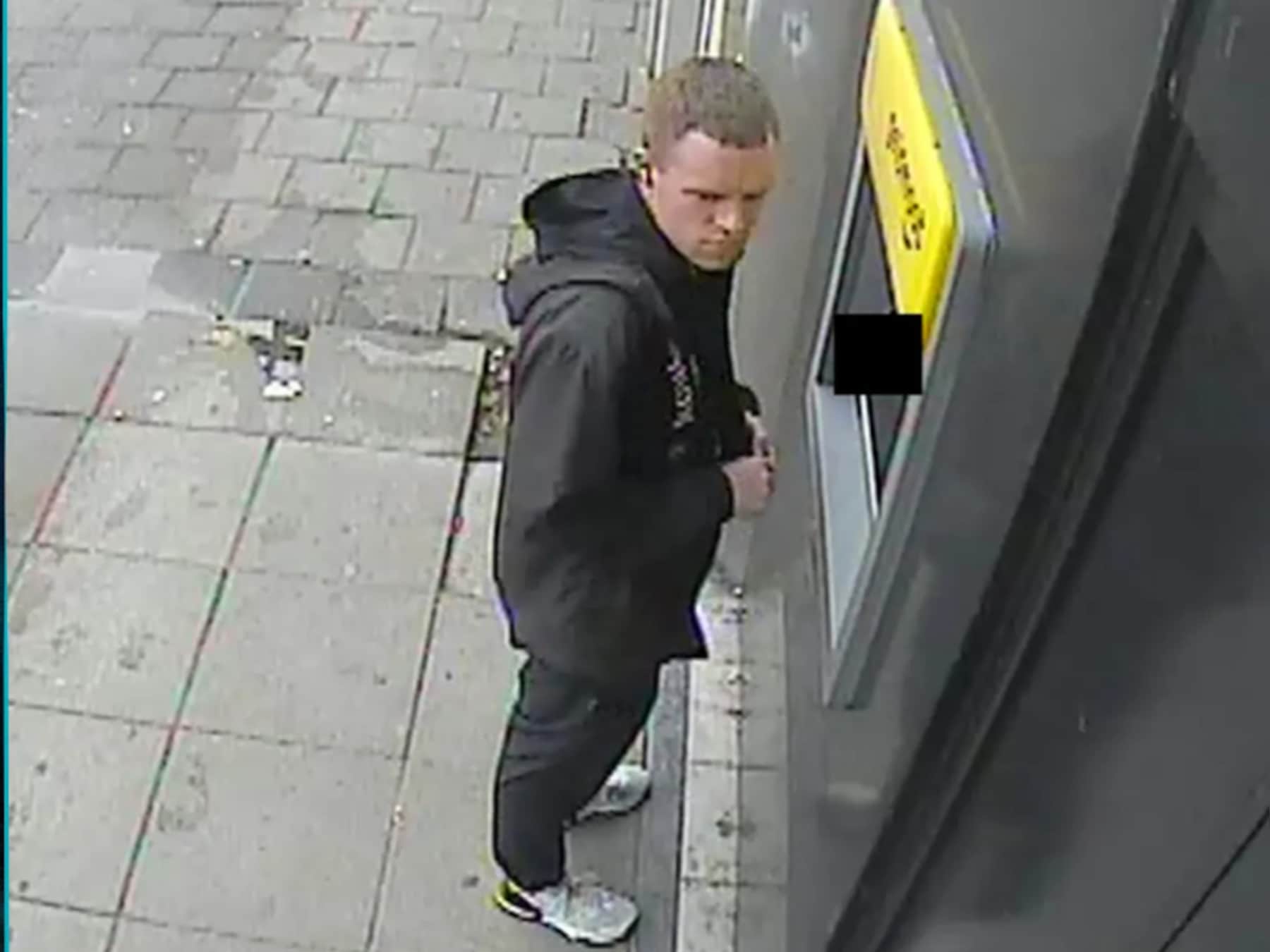 Politie deelt nieuwe beelden van vermiste Tijn (25)