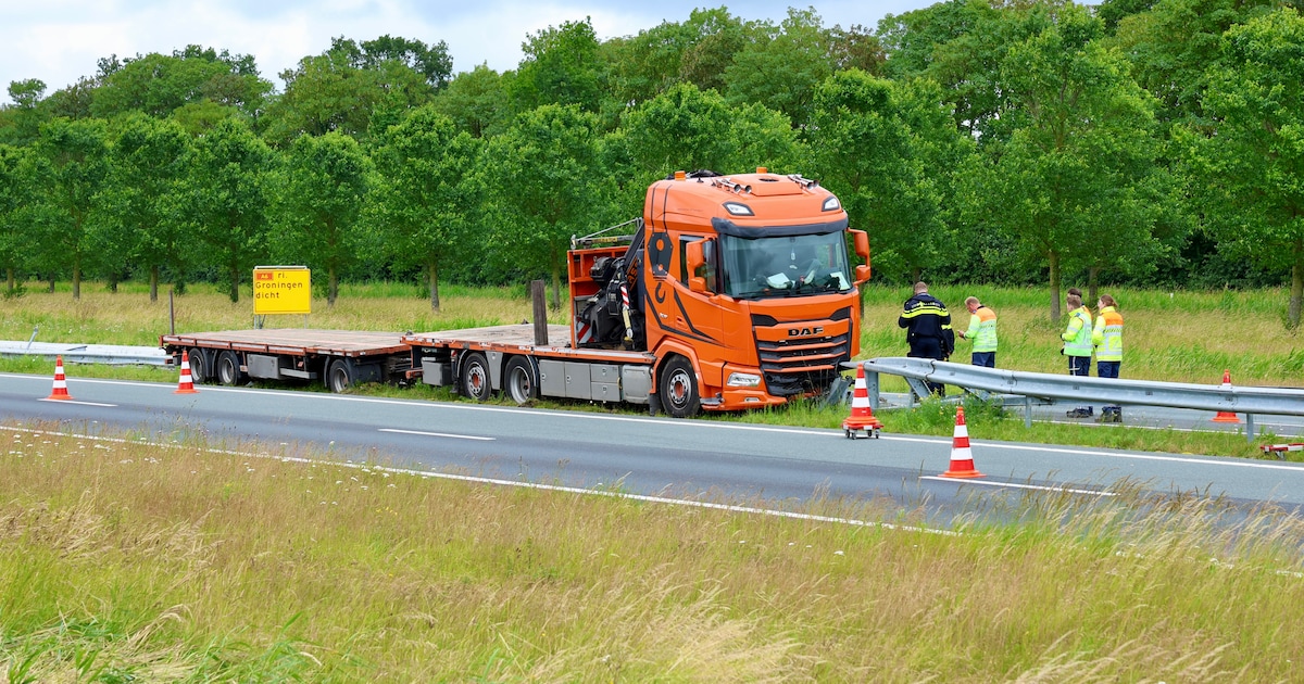 Vrachtwagen belandt tegen vangrail op N50 tussen Ens en Ramspolbrug
