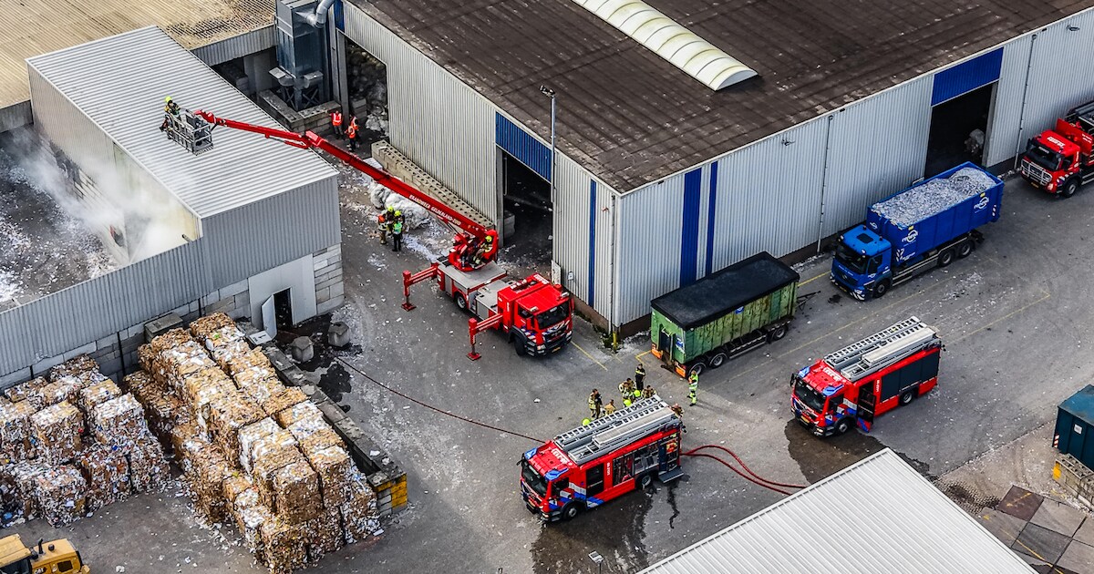 Brand bij PreZero in Weurt, brandweer zet meerdere blusvoertuigen in ...