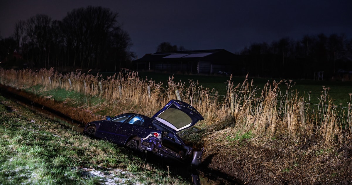 Automobilist belandt naast de weg in Luxwoude