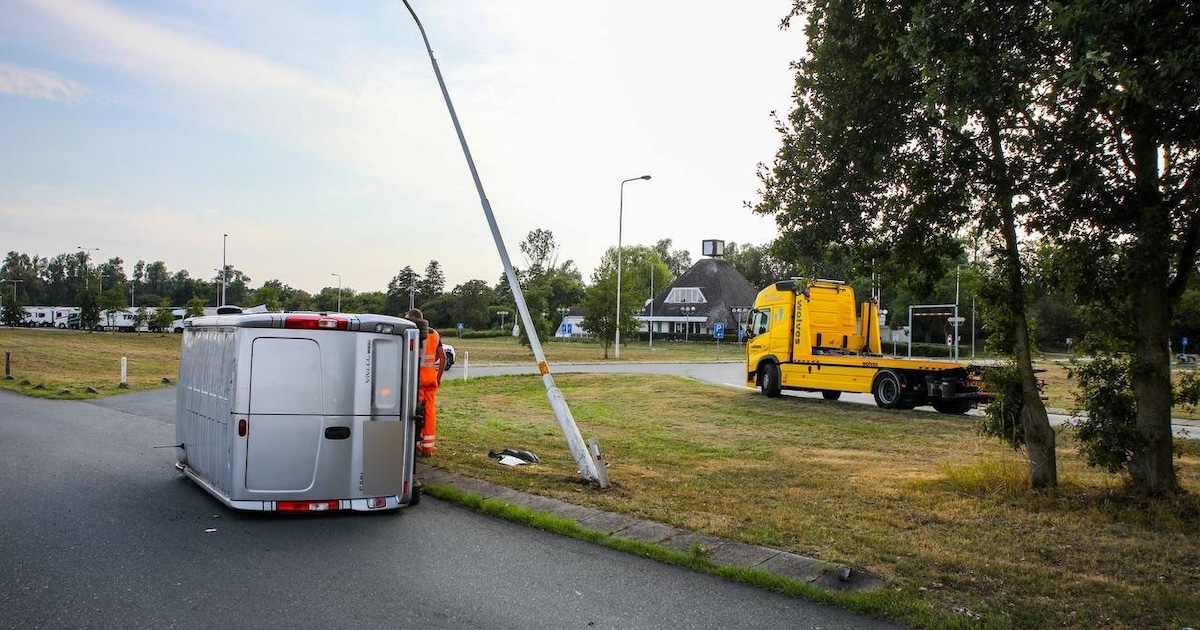 Bestelbusje belandt op zijkant op Kanaal Zuid in Klarenbeek