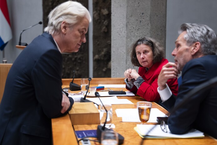 minister-marjolein-faber-asiel-en-migratie-minister-president-dick-schoof-en-geert-wilders-tijdens-een-debat-in-de-tweede-kamer