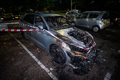 Geparkeerde auto uitgebrand op Kleefseplein in Arnhem