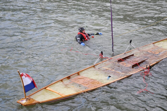 Vier personen te water nadat roeiboot omslaat bij de Holland ...