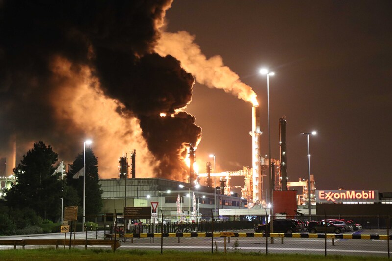 Problemen met roet na grote brand bij Esso in de Botlek | Regio | AD.nl