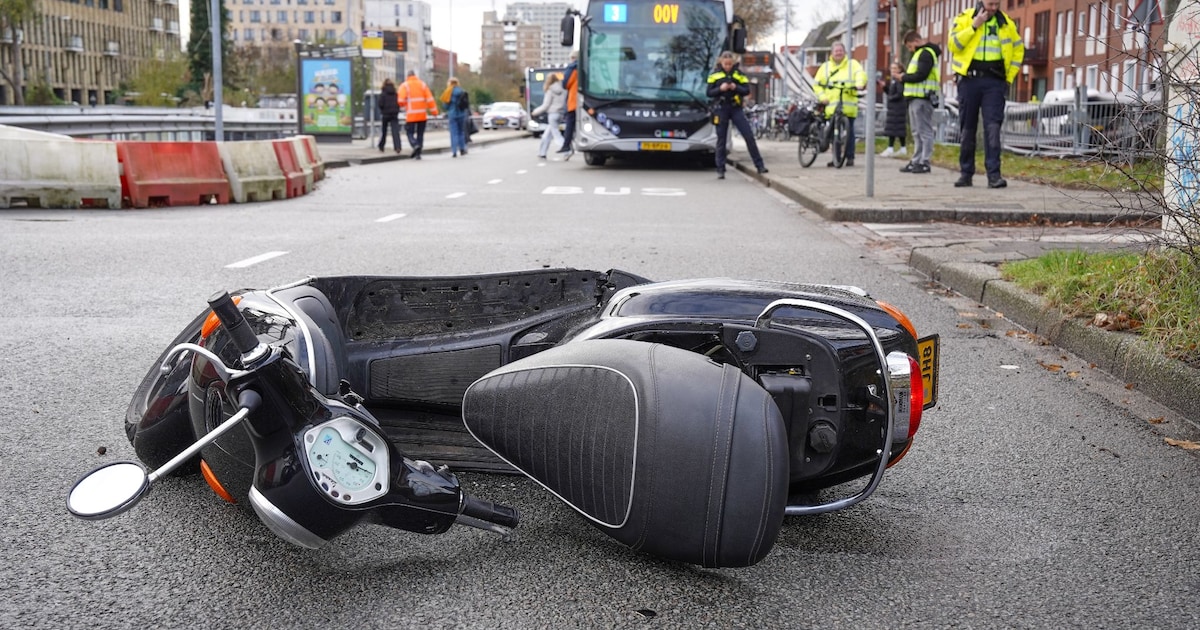 Scooterrijder gewond na botsing met bus op de Oosterhamrikkade in Groningen