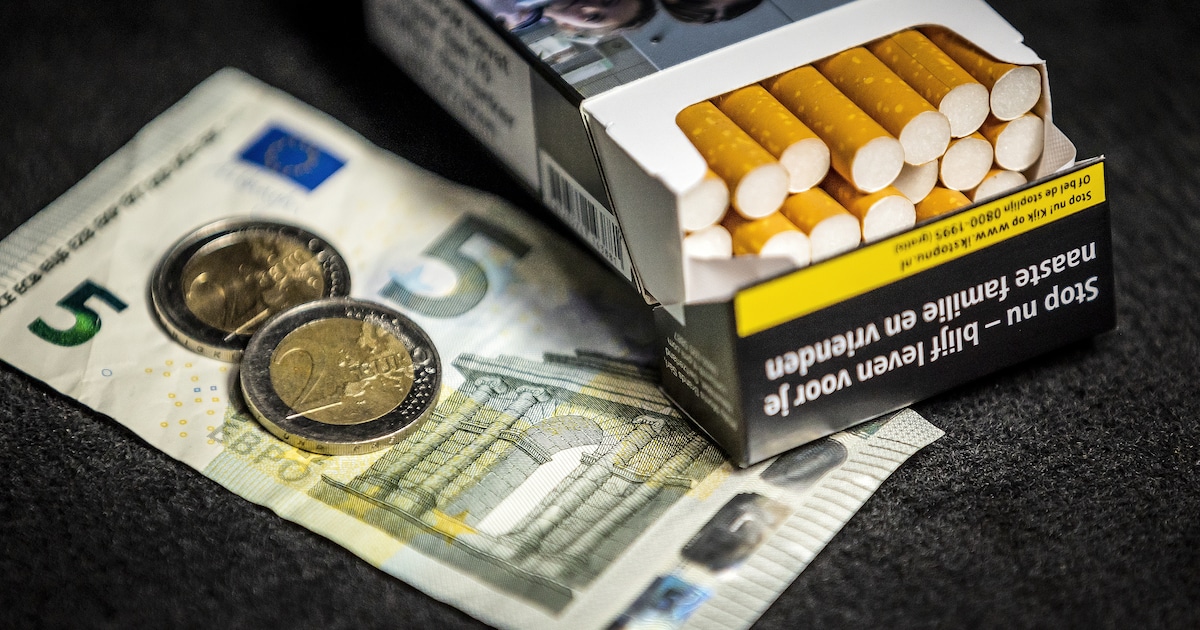 Beveiliger betrapt op jatten sigaretten van collega, maar krijgt na ontslag toch nog geld mee