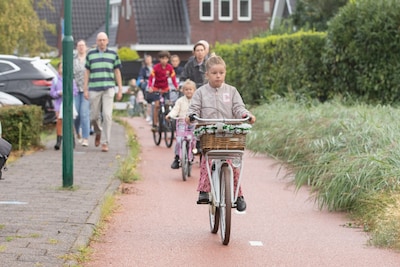 Praat mee: met de bakfiets of auto naar school is vragen om problemen, leer kinderen fietsen
