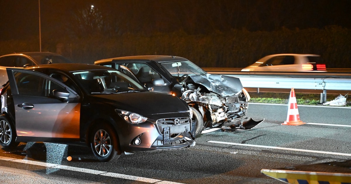 A27 bij Hagestein bezaaid met brokstukken na harde botsing