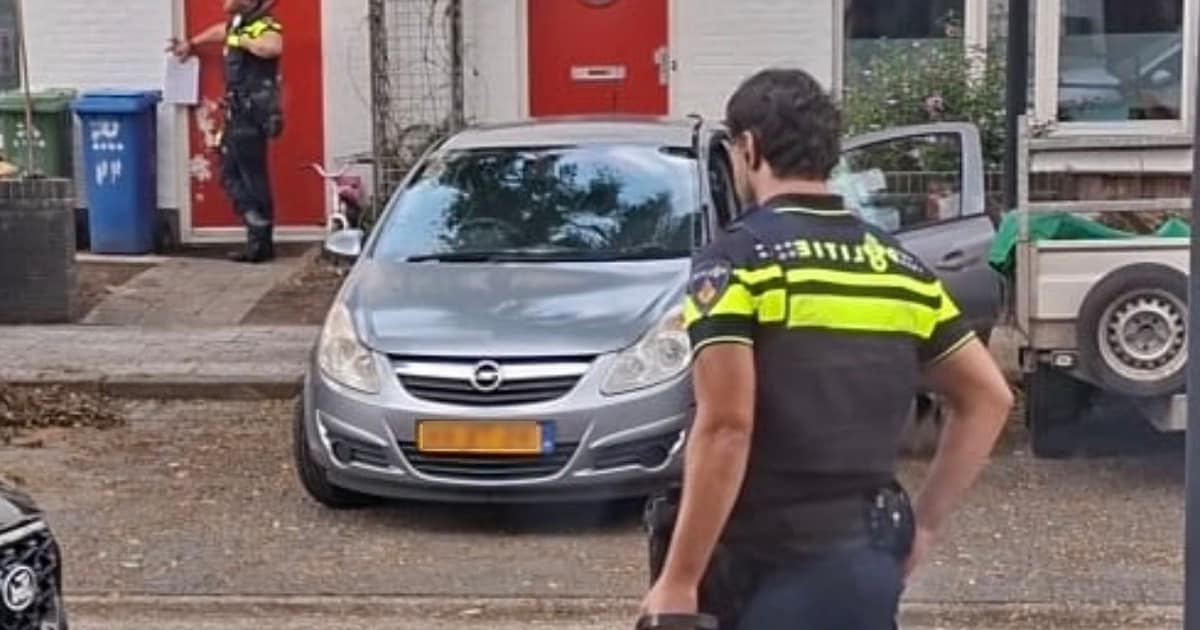 Politie ramt deur van woning in Amersfoortse wijk Nieuwland open met stormram en neemt vrouw mee