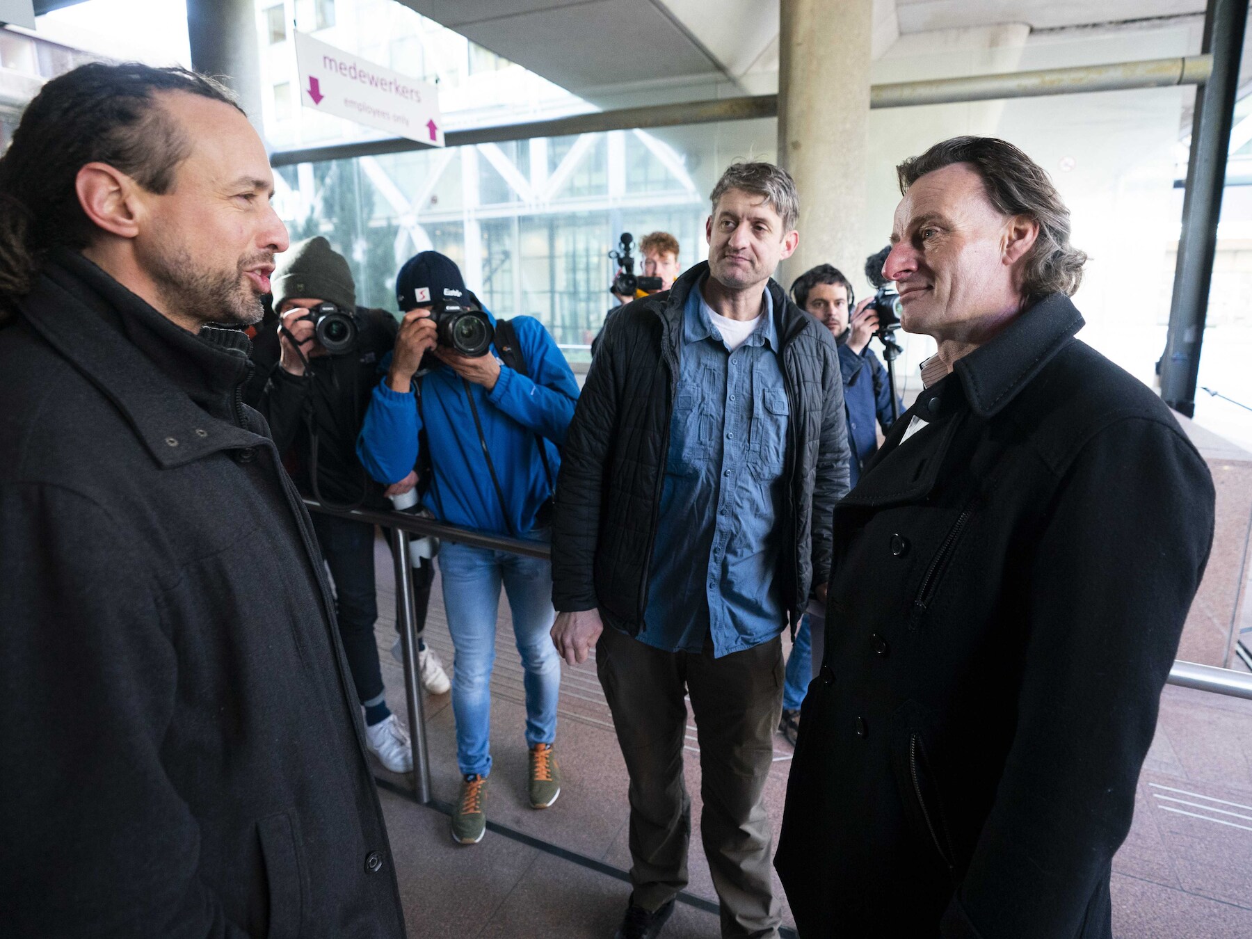 Viruswaarheid-voorman Willem Engel (L) en jurist Jeroen Pols (R) komen namens protestgroep Viruswaarheid aan bij het gerechtshof waar het hoger beroep over het opheffen van de avondklok dient.