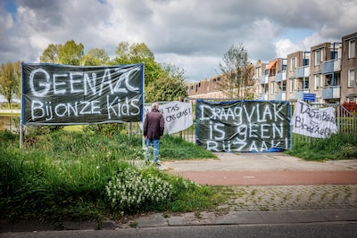 ‘Geen AZC bij onze kids’: nieuwe spandoeken opgehangen bij IJFC nadat eerdere waren verwijderd