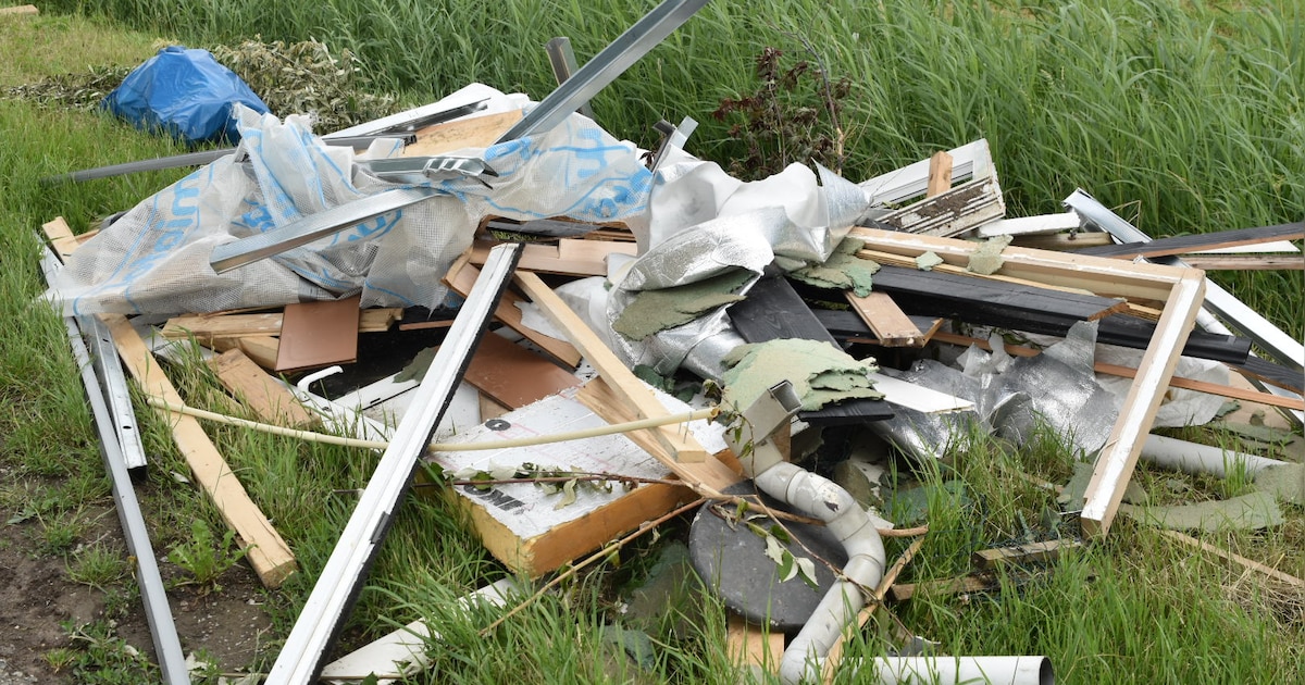 Illegaal bouwafval gedumpt langs de weg in Bruchem
