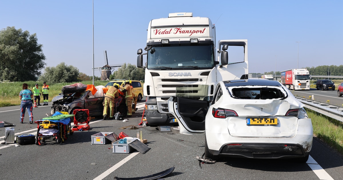 Bestuurder uit auto bevrijd na botsing met vrachtwagen op A4 bij Leiden, weg dicht