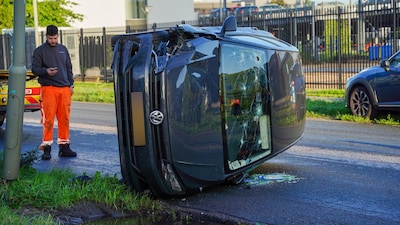 Auto belandt op zijkant na botsing tegen lantaarnpaal in Oss