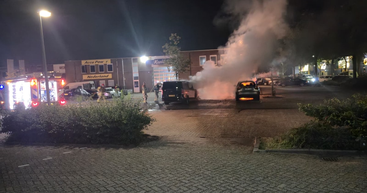 Geparkeerd busje in brand aan IJsendijkstraat in Purmerend