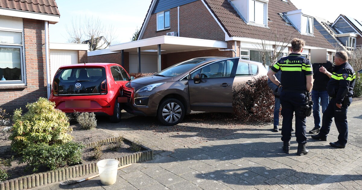 Automobilist rijdt voortuin in en ramt geparkeerde auto op De Vervening in Oudehaske