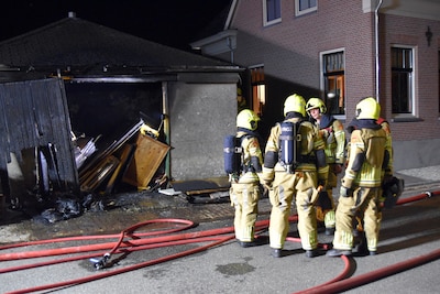 Drie containers vatten vlam in Brakel, vuur slaat over naar schuur