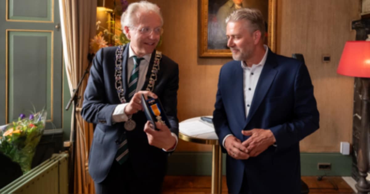 Prof. dr. Auke de Bos ontvangt Koninklijke Onderscheiding in Wassenaar