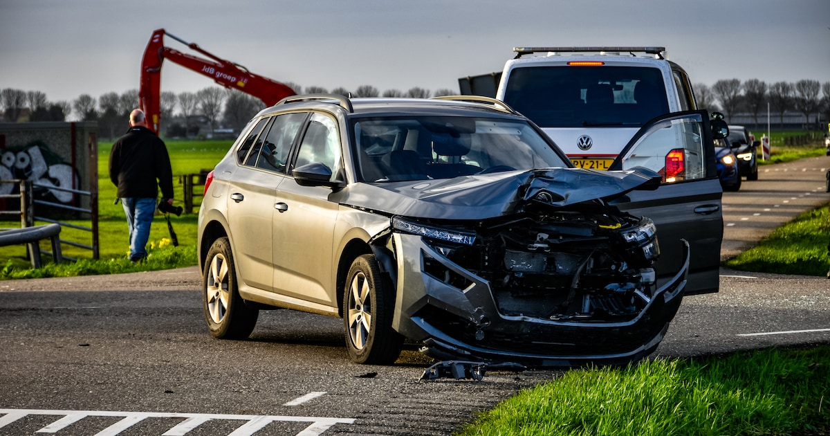 Auto rijdt sloot in na botsing in Mijdrecht