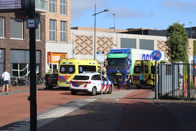 Oudere vrouw gewond na aanrijding door vrachtwagen in Veenendaal