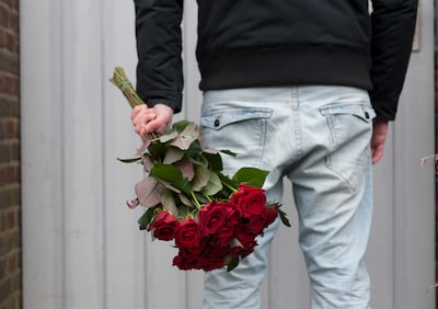 Als baas bloemetje langsbrengt bij ‘zieke’ werknemer, valt hij door de mand: ontslag op staande voet