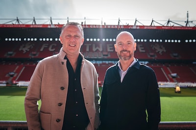 Het is nu officieel: John van den Brom nog een jaar langer bij FC Twente (en Erik ten Hag legt uit w