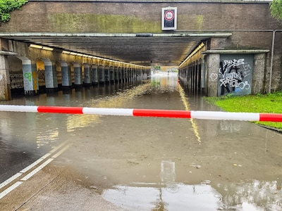 Prinsessetunnel in Enschede afgesloten vanwege hevige regenval