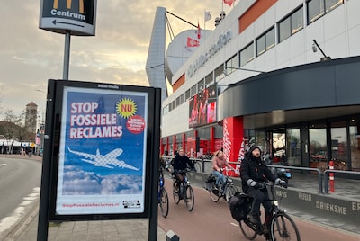Extinction Rebellion forceert reclamezuilen in Eindhoven en hangt eigen posters op