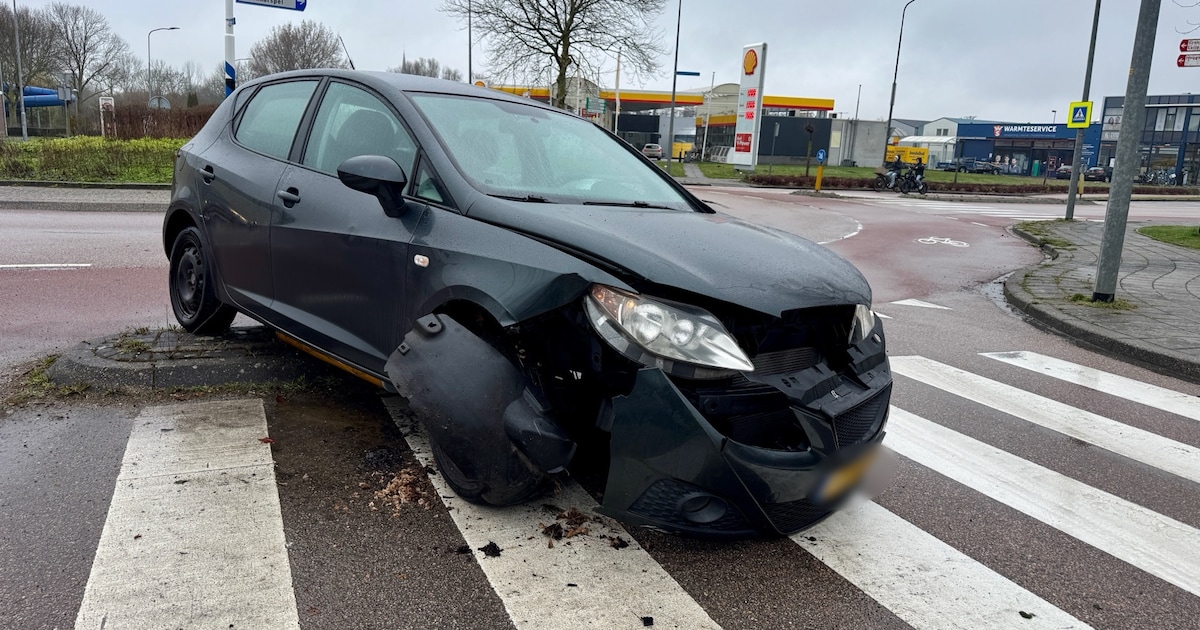 Auto raakt in de slip en rijdt paaltje omver in Grootebroek