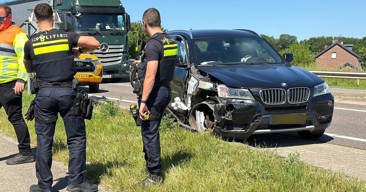 Auto botst hard tegen vangrail op de Maaseikerweg in Susteren