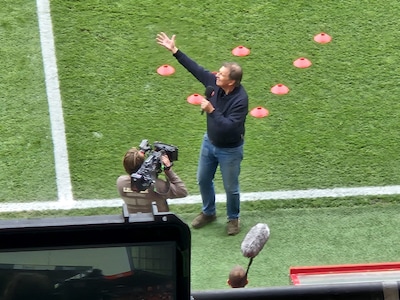 Ineens staat Robert ten Brink op het veld bij FC Twente voor Ton en Jeanette uit Hengelo