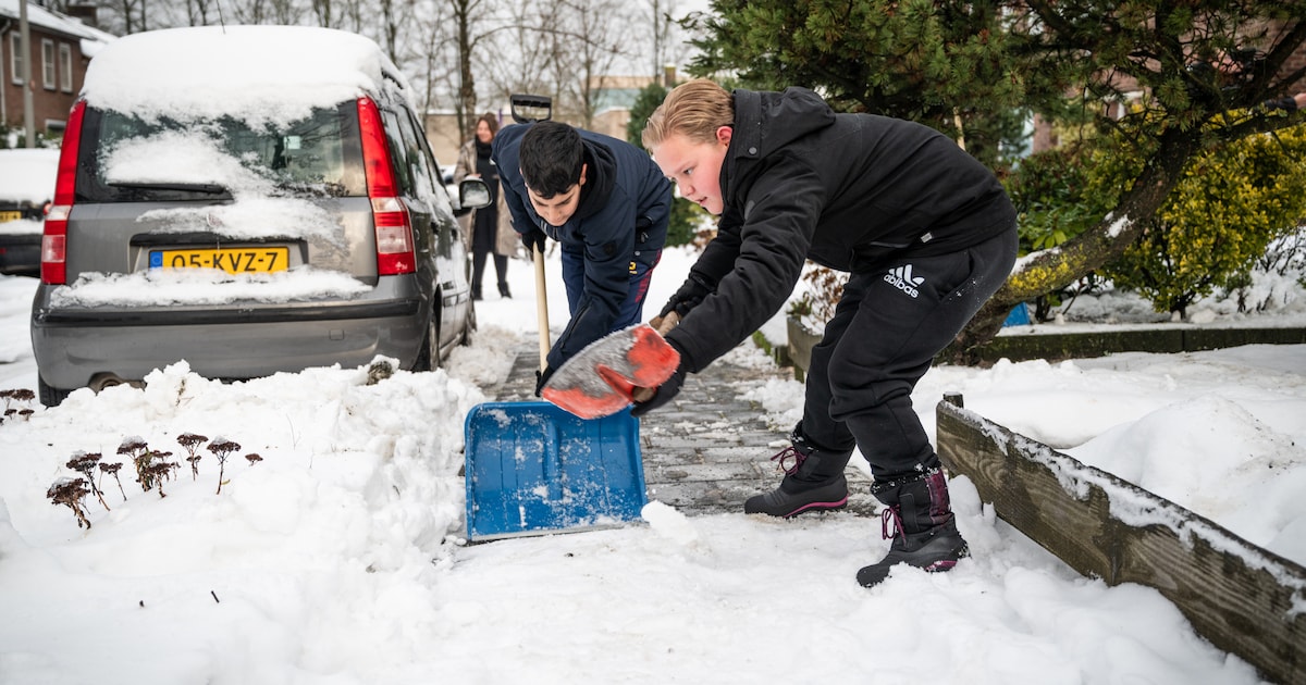 Gemeentehuis en sporthallen gemeente Borger-Odoorn dicht na sneeuw en code oranje