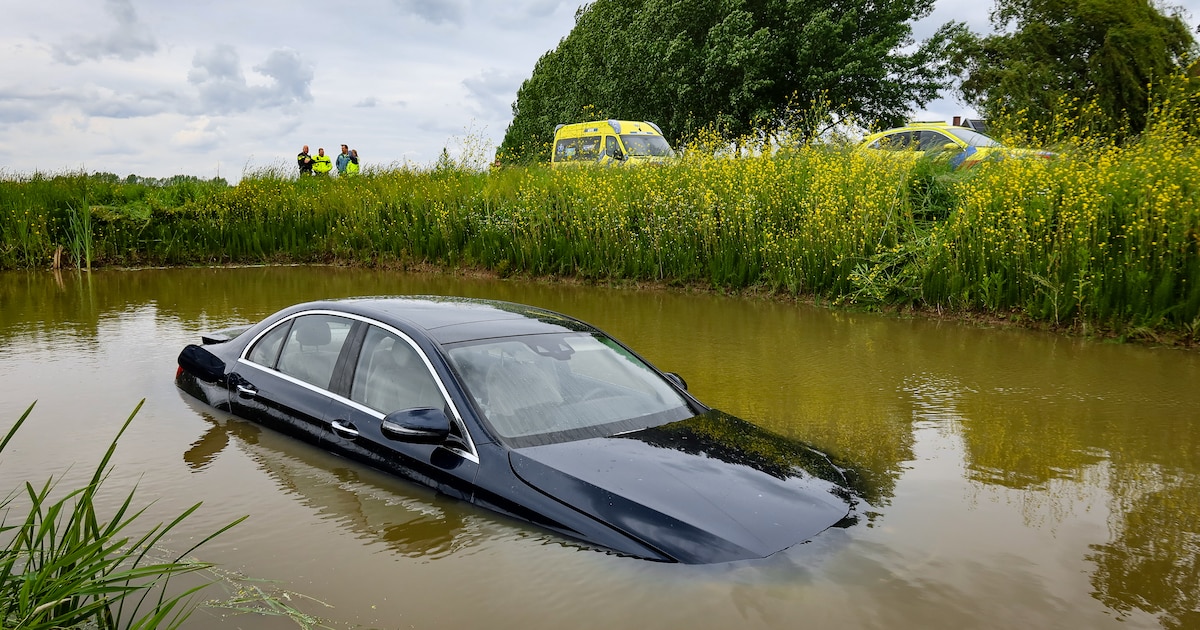Auto belandt in het water langs N402 in Loenen aan de Vecht