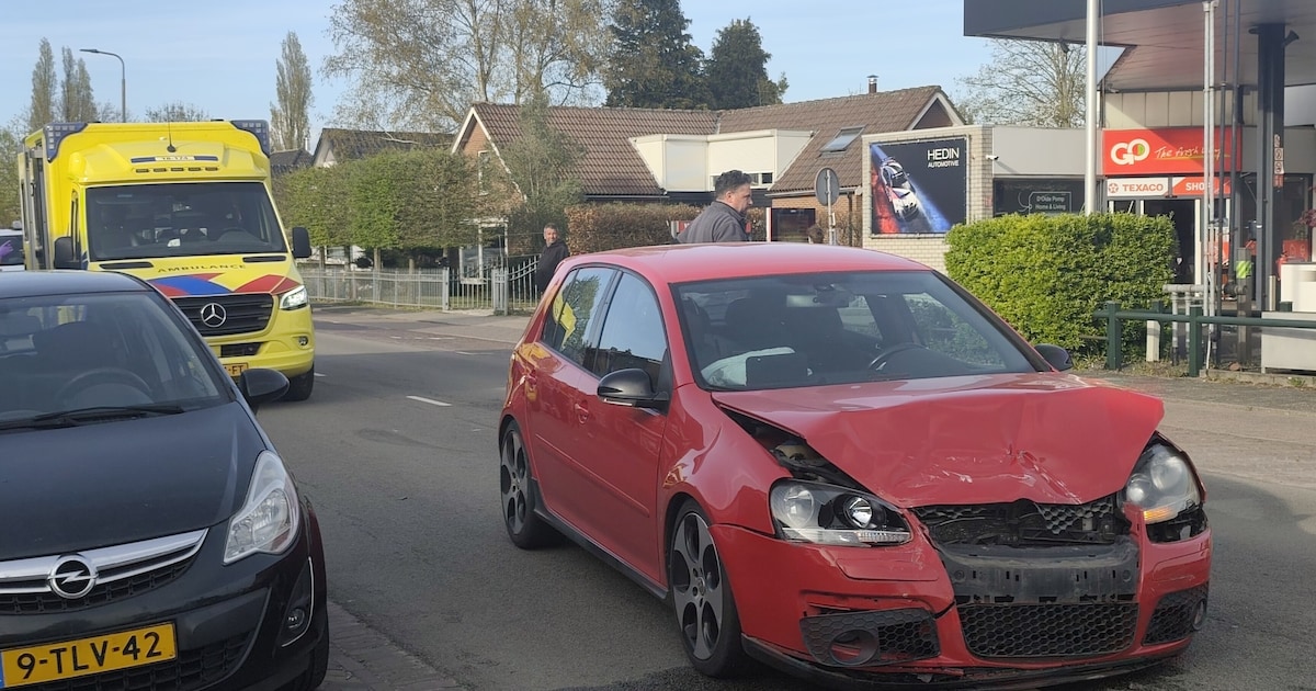 Auto in de kreukels na botsing in Numansdorp