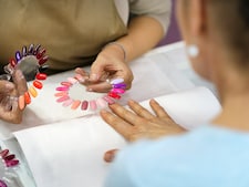 Gellak op je nagels? Waarom je volgens huidarts níet je nagelriemen moet terugduwen voor het lakken