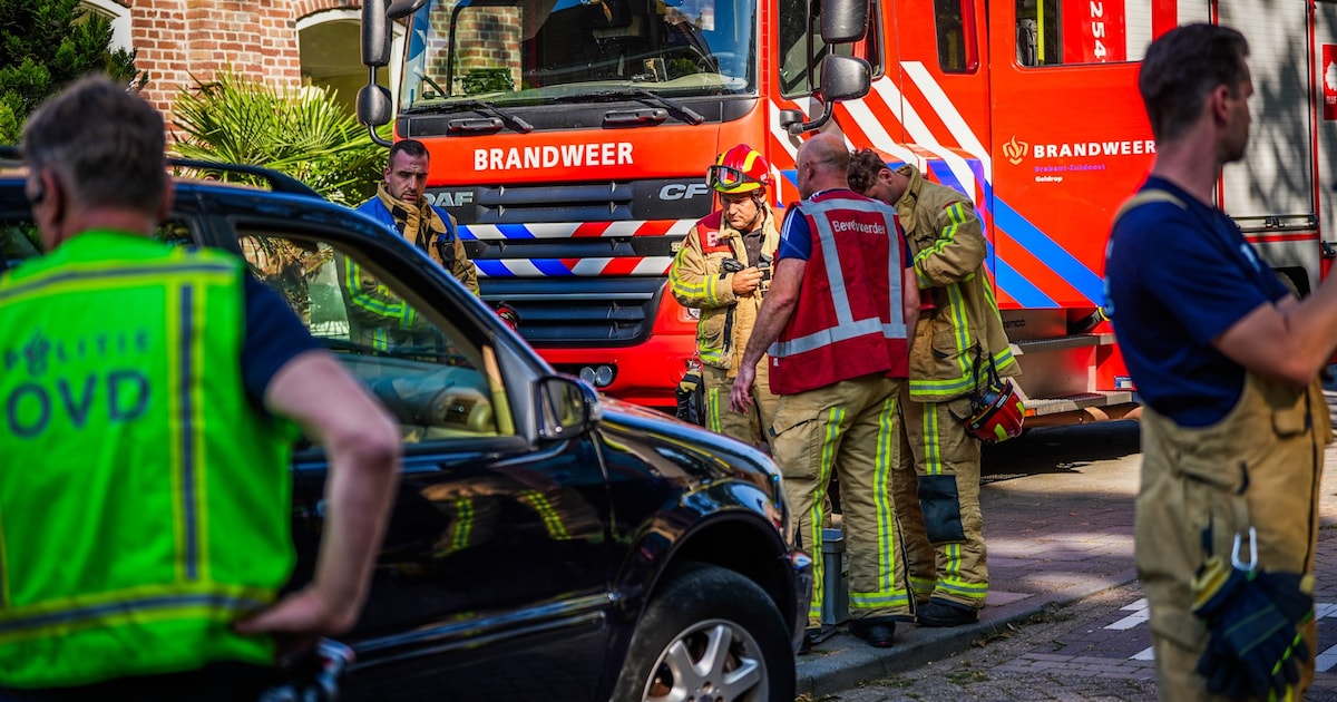 Auto rijdt achteruit oprit af en raakt vrouw met rollator in Geldrop, slachtoffer levensbedreigend g