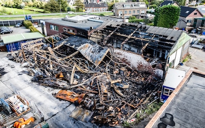 Na de brand is de ravage bij loods in Papendrecht zichtbaar