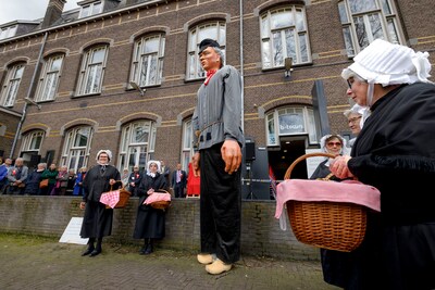 Boxtel viert de verjaardag van dorpsicoon Jas de Keistamper met reuzendans: ‘Hij is een instituut’