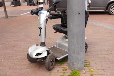 Man in scooter gewond naar ziekenhuis gebracht na botsing met busje in Helmond