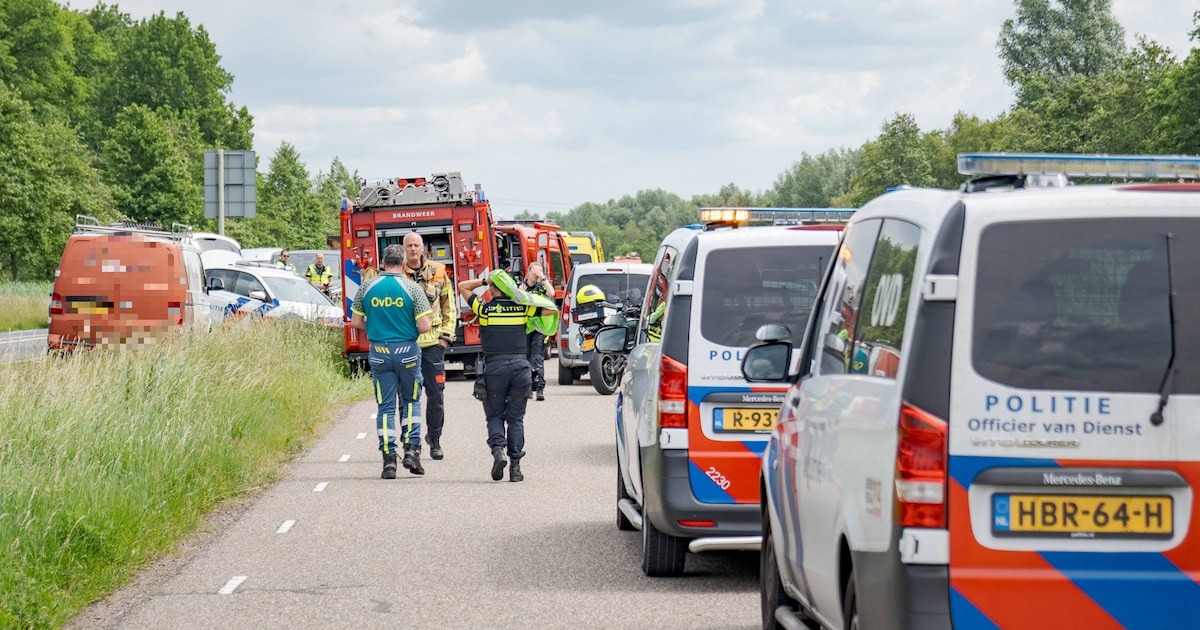 Voertuig rijdt het water in langs N210, traumaheli landt bij ongeluk