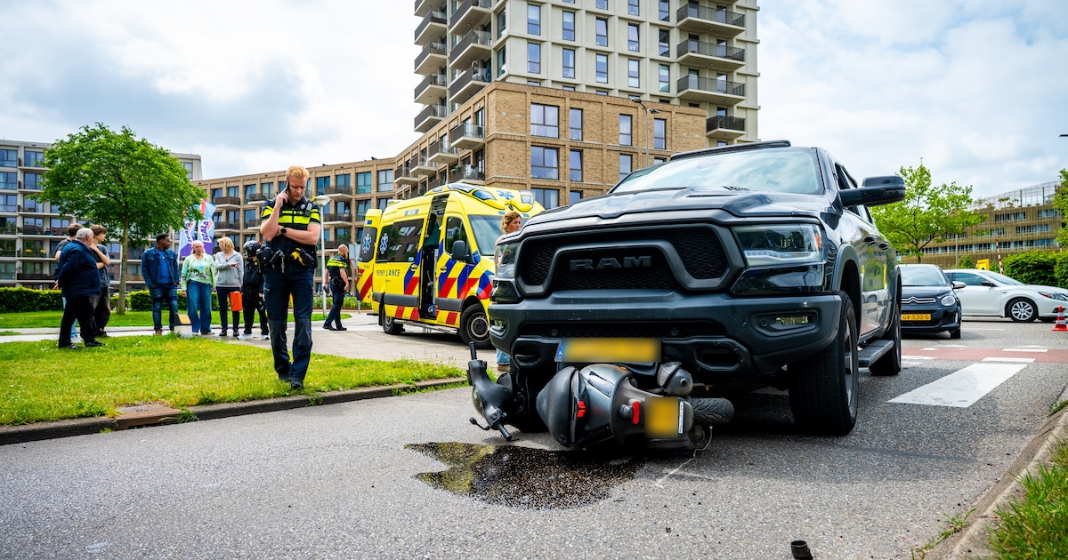 Scooterrijder gewond bij aanrijding in Alphen aan den Rijn, scooter klem onder auto