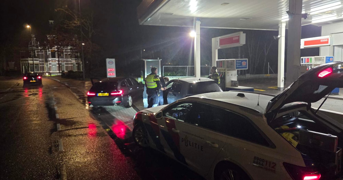 Man (22) onder invloed denkt op snelweg aan politie te ontkomen, maar loopt in Apeldoorn alsnog tege