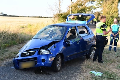 Uitje van drie broers en vriend eindigt in drama: auto vliegt uit de bocht, alle inzittenden gewond