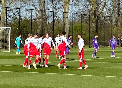 Neal Viereck geniet na oefenzege FC Utrecht: ‘Ik wil zo snel mogelijk debuteren in het eerste’