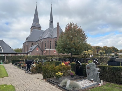 Met het onderhouden van tuintjes en als bezorger voor Tafeltje Dekje was Harrie Leus alom geliefd in