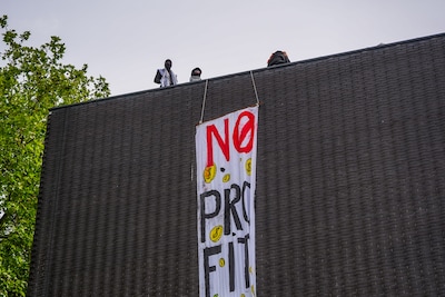 Pro-Palestijnse actievoerders op het dak van TU Eindhoven, universiteit spreekt van ‘onveilige situa