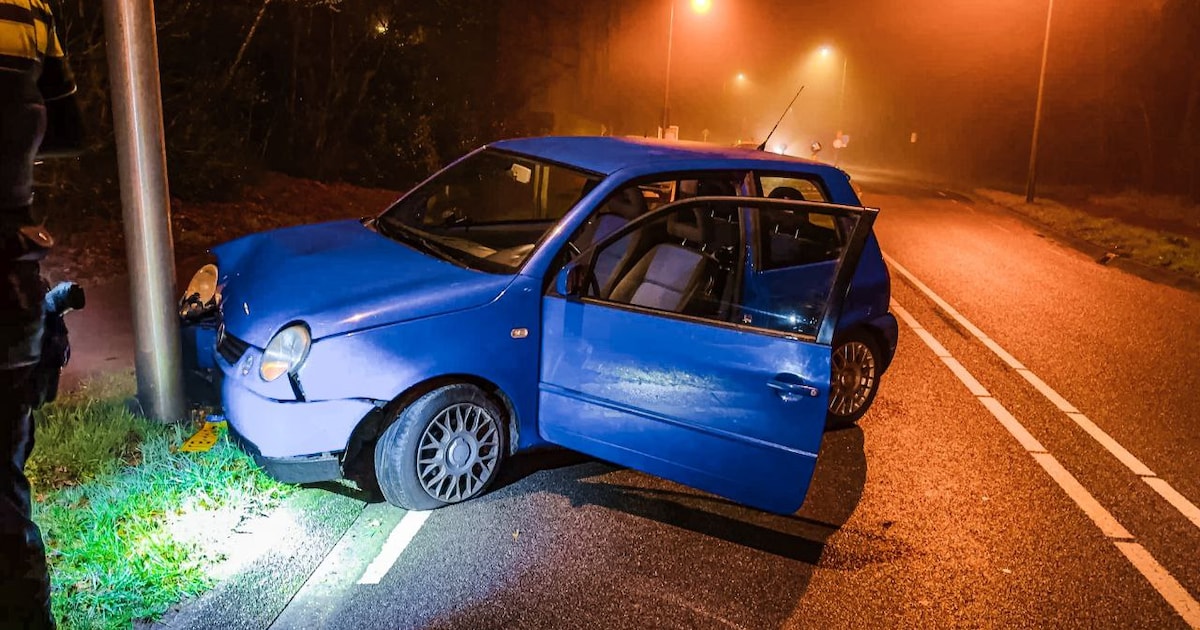 Auto raakt van de weg en eindigt tegen lichtmast in Enschede