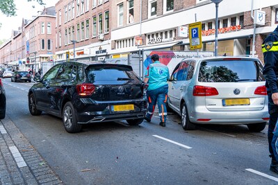 Automobilist beschadigt meerdere auto's in Rotterdam, aangehouden vanwege gevaarlijk rijgedrag